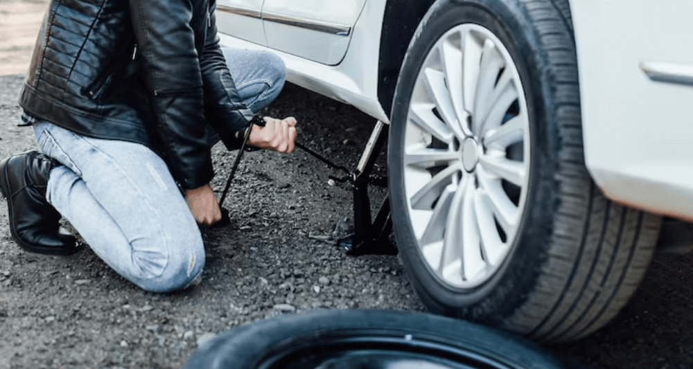 levantamientar auto para cambiar llanta