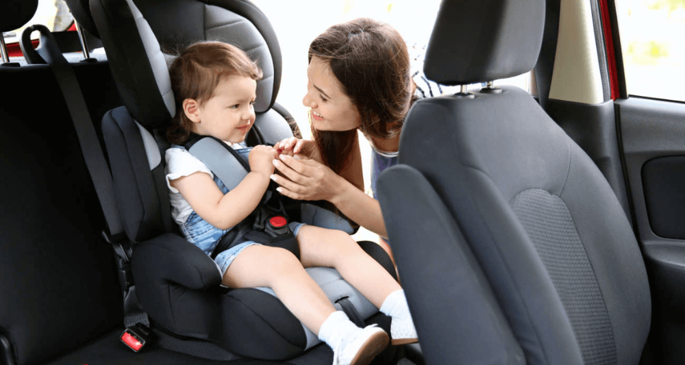 niño seguro en automovil