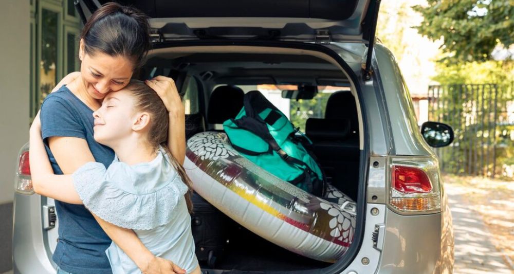 familia planea viaje auto