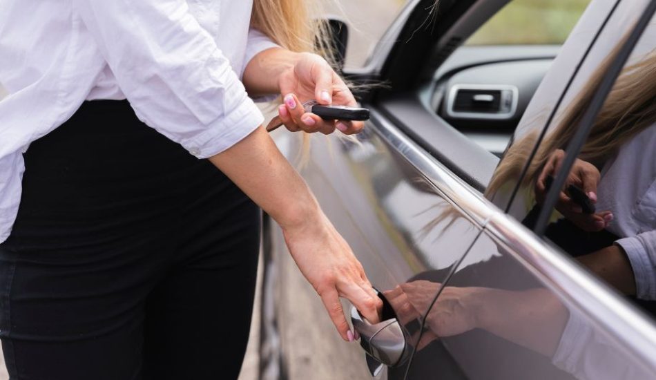 como solucionar bloqueo puerta autos