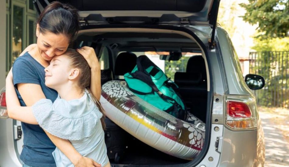 familia planea viaje auto